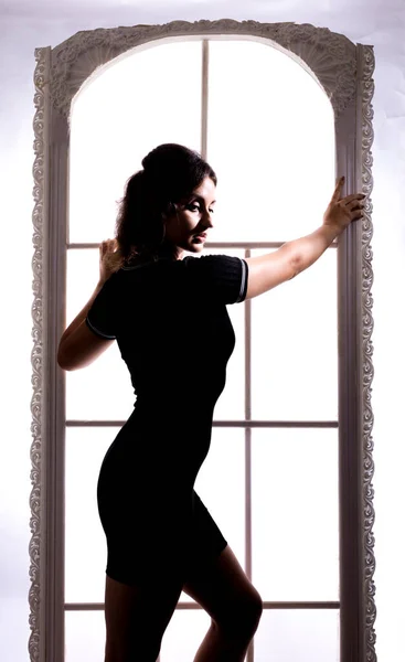 女性美しいsihouette上の白い窓の背景 — ストック写真
