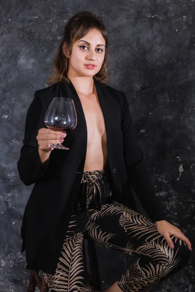 Piękna młoda dama w czarnej kurtce ze szklanką wina — Zdjęcie stockowe