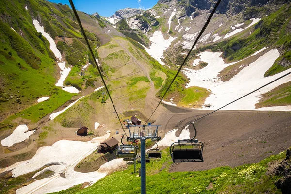 Prachtig berglandschap met kabelbaan bij de Kaukasus. — Stockfoto