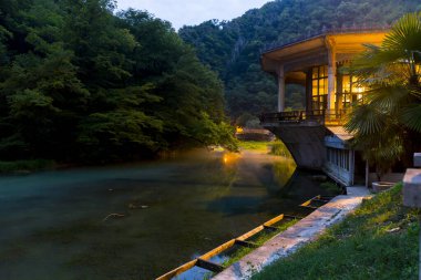 Suyun üzerinde eski bir pavyon ile güzel bir gece manzarası