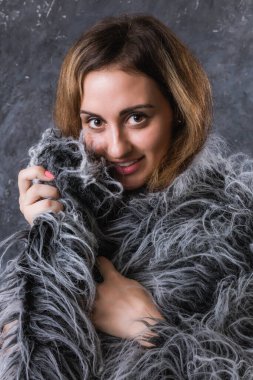 Kürk giymiş güzel bir genç bayan.
