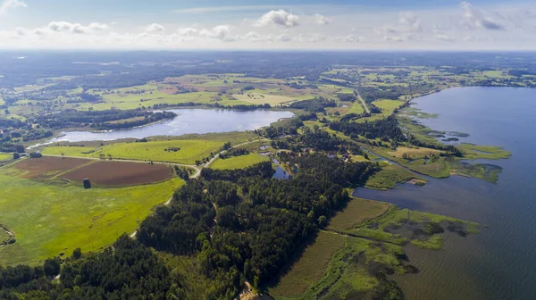 Krásný letecký výhled na jezero a pobřeží — Stock fotografie