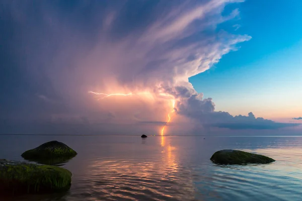 Bella scena con lungomare e fulmini marino estivo. — Foto Stock