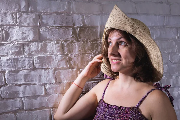 Mujer alegre de 40 años con sombrero de ala ancha y vestido morado —  Fotos de Stock