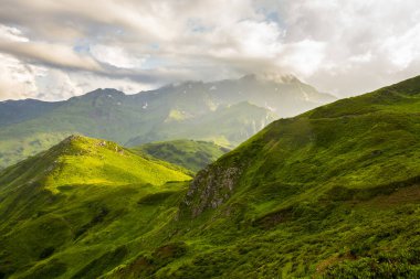 Kafkasya dağlarındaki güzel dağ manzarası Bulutlar ve mavi gökyüzü