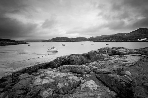 Vista sobre el pequeño puerto de Barents mar —  Fotos de Stock