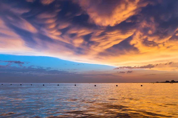 Tramonto con belle nuvole sulla riva del mare — Foto Stock