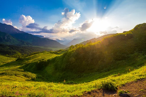 Beautiful mountain landscape at Caucasus mountains with clouds and blue sky — Stock Photo, Image