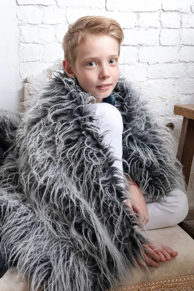 Niño vestido con piel mantel estudio retrato —  Fotos de Stock