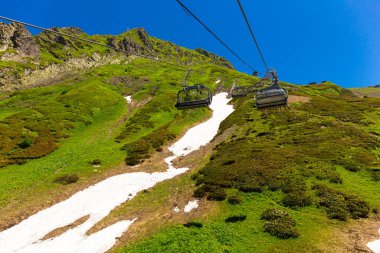 Kafkasya dağlarında kabloyla güzel bir dağ manzarası.