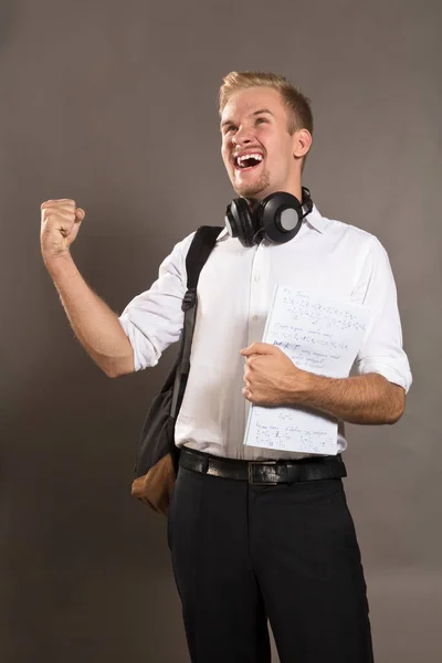 Jonge student gekleed in wit shirt is blij dat hij met succes geslaagd voor zijn examens — Stockfoto