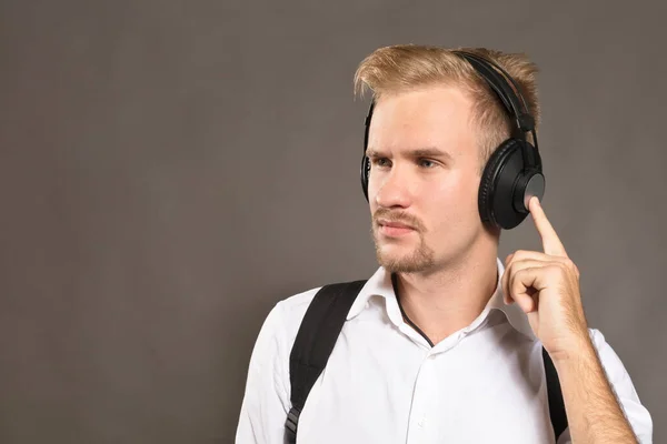 Anak muda mengenakan kemeja putih dan dengan headphone — Stok Foto