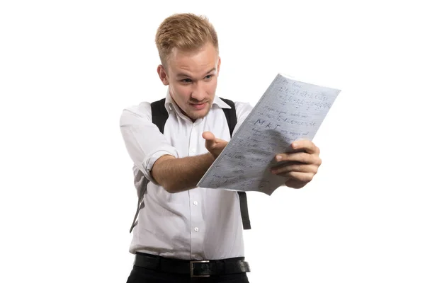 Jongeman in wit shirt op zoek emotioneel op zijn kranten — Stockfoto