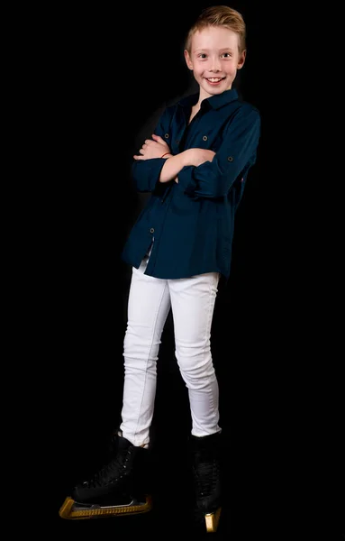 Joven patinador artístico vestido con jeans blancos y camisa azul —  Fotos de Stock