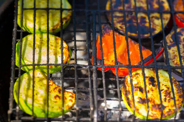 Close up widok pieczonych warzyw prepairing na grillu. — Zdjęcie stockowe
