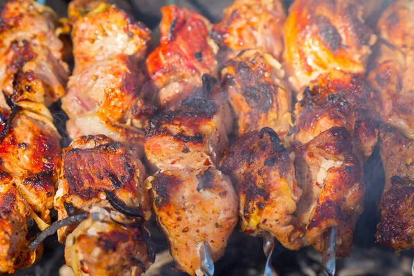 Detailní pohled na pečené maso připravované na grilu. — Stock fotografie