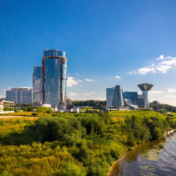 Paisaje urbano moderno con edificio gubernamental de la región de Moscú — Foto de Stock