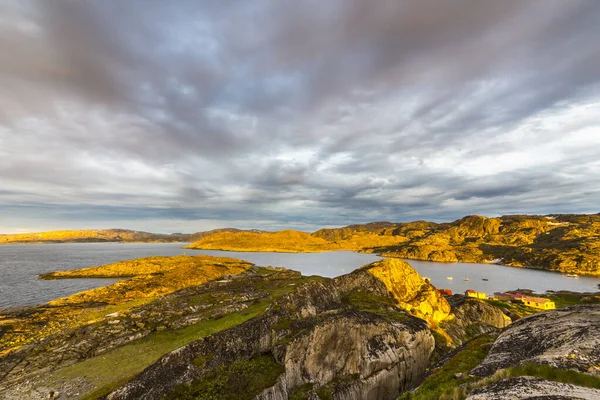 Prachtig arctisch zomerlandschap aan de Barentszzee. — Stockfoto