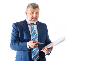 Beyaz arka planda iş eğitmeni duygusal stüdyo portresi.