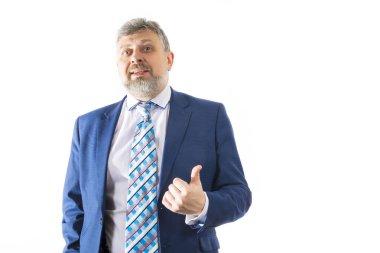 Beyaz arka planda iş eğitmeni duygusal stüdyo portresi.