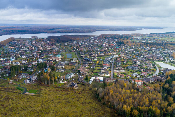 Коттедж поселок красивый вид с воздуха осенью