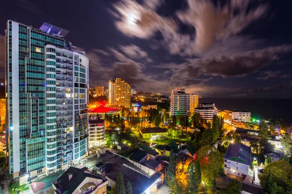 Scenic nacht stadsgezicht met modern gebouw, Sotsji, Rusland. — Stockfoto