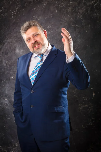 Reife Geschäftsmann in einem Anzug Studio Porträt — Stockfoto