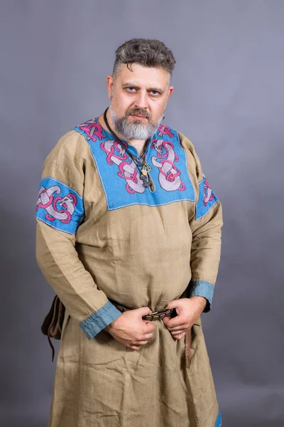Uomo barbuto maturo in abiti storici medievali tradizionali — Foto Stock