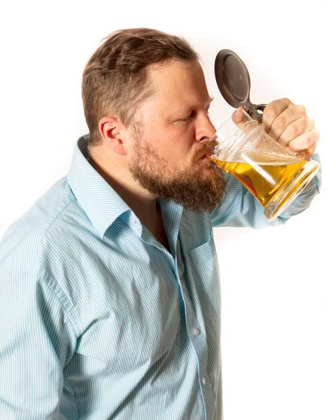 Homme barbu souriant solide en chemise avec tasse de bière portrait studio — Photo