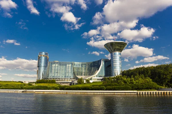 Moderne stadsgezicht met regeringsgebouw van de regio Moskou — Stockfoto