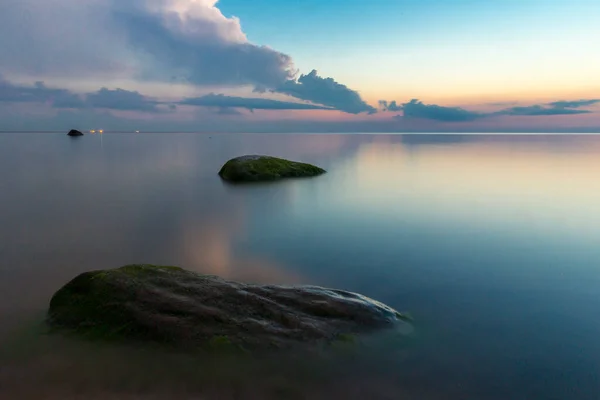 Schöne Szene mit ruhiger See und Steinen. — Stockfoto