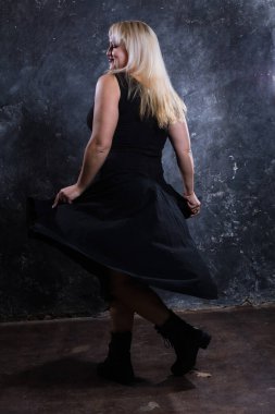 Çekici, tombul, dans eden stüdyo resmi..