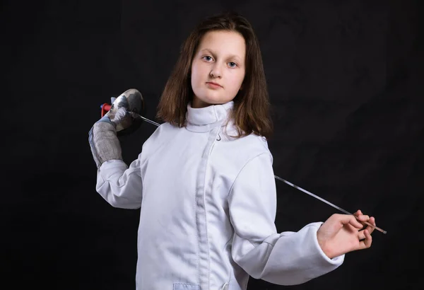 Esgrimista adolescente vestida de uniforme com epee e capacete — Fotografia de Stock