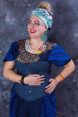 Güzel mavi elbise giymiş çekici, tombul bir kadın.