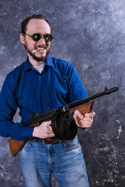 Hombre maduro en gafas de sol con pistola Tommy —  Fotos de Stock