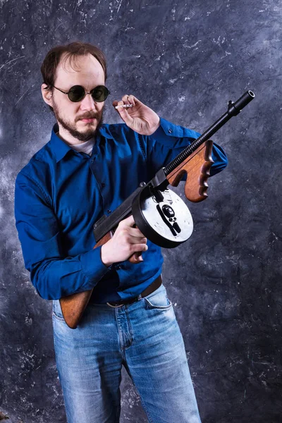 Pria dewasa berkacamata hitam dengan pistol tommy — Stok Foto