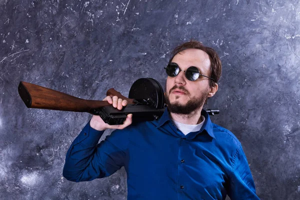 Reifer Mann mit Sonnenbrille und Pistole — Stockfoto