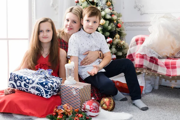 Mãe com seus filhos bela família com presentes de Natal — Fotografia de Stock