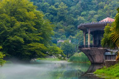Su üzerinde eski pavyonu olan güzel bir manzara.
