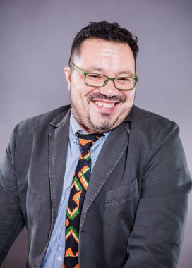 Gözlüklü, neşeli, duygusal portresi olan adam.