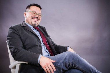 Gözlüklü, neşeli, duygusal portresi olan adam.