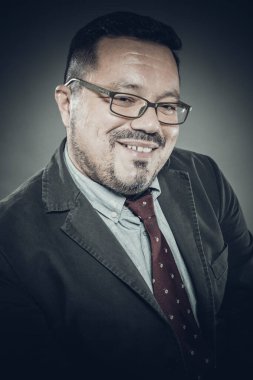 Gözlüklü, neşeli, duygusal portresi olan adam.