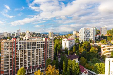 Yazın güzel, modern şehir manzarası, Sochi, Rusya.