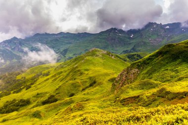 Kafkasya dağlarında bulutlu güzel dağ manzarası