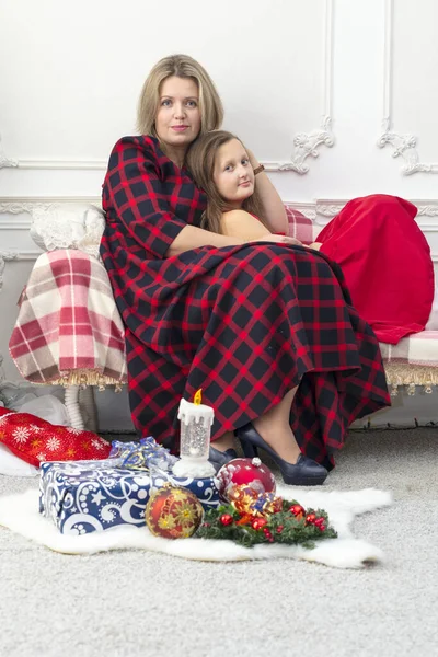 Mãe com sua filha belo retrato estúdio de família — Fotografia de Stock