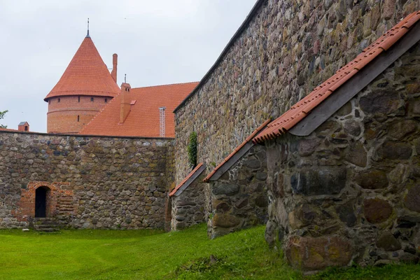Vista sobre a antiga fortaleza de pedra do Castelo da Ilha de Trakai, Lituânia — Fotografia de Stock