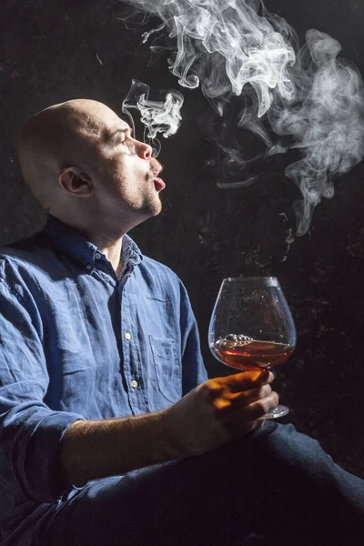 Fast skallig man i skjorta med glas whisky och rök — Stockfoto