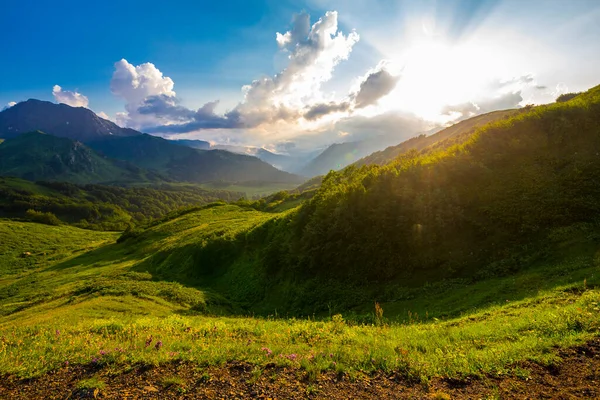 Beautiful mountain landscape at Caucasus mountains with clouds and blue sky — Stock Photo, Image