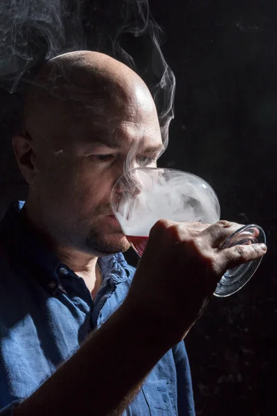 Homme chauve solide en chemise avec verre de whisky et portrait studio de fumée. — Photo