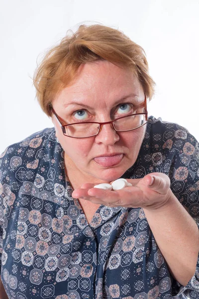 Hausfrau mittleren Alters bietet mit Tablets emotionales Porträt. — Stockfoto